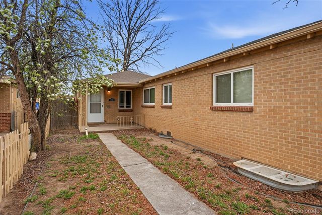 1717 Clinton Street, Aurora, CO 80010