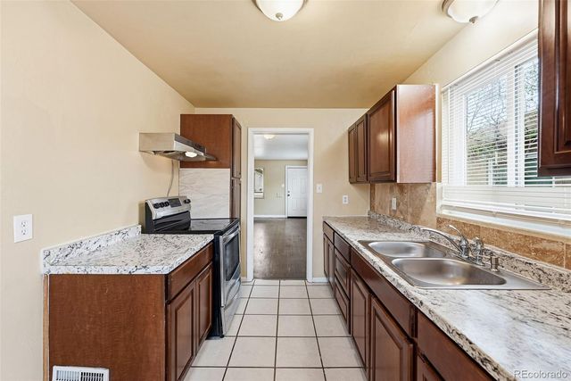 1717 Clinton Street, Aurora, CO 80010