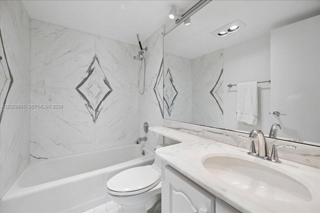 199 Ocean Lane Drive 911, Key Biscayne, FL 33149