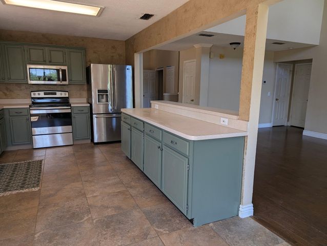 101 Silktree Court, Lake Dallas, TX 75065
