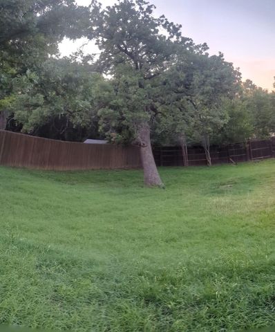 101 Silktree Court, Lake Dallas, TX 75065