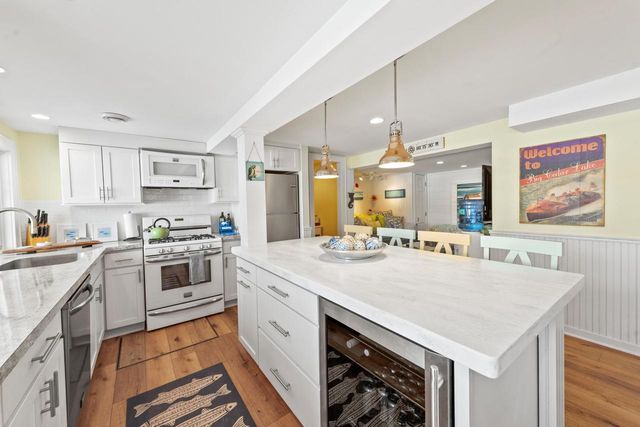 5523 Peninsula DRIVE, West Bend, WI 53095