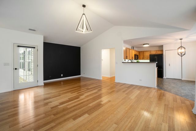 609 Arbor Circle 609, Lakemoor, IL 60051