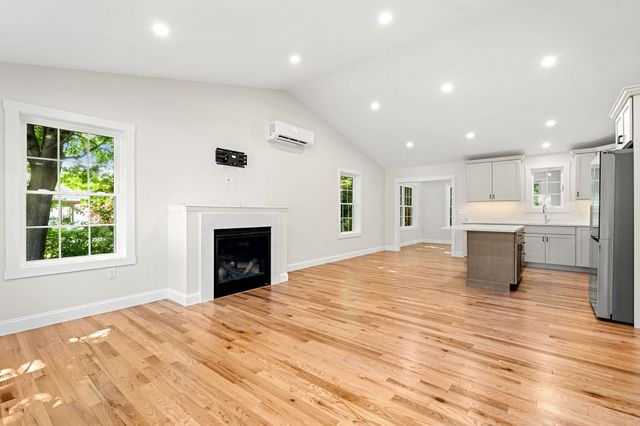 15 Bartlett Street, Epping, NH 03042