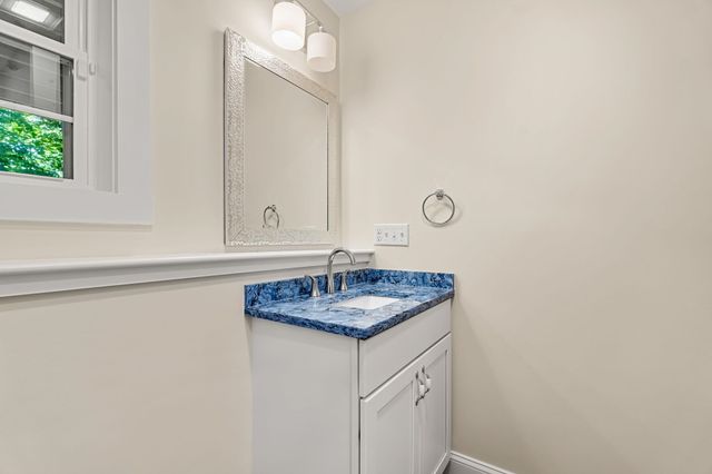 15 Bartlett Street, Epping, NH 03042