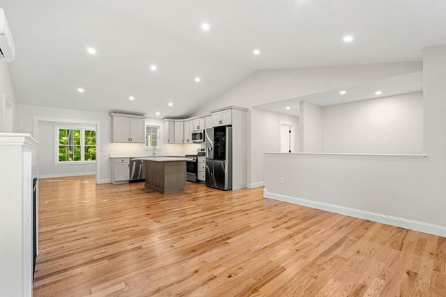 15 Bartlett Street, Epping, NH 03042