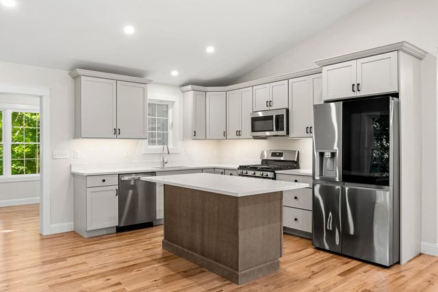 15 Bartlett Street, Epping, NH 03042