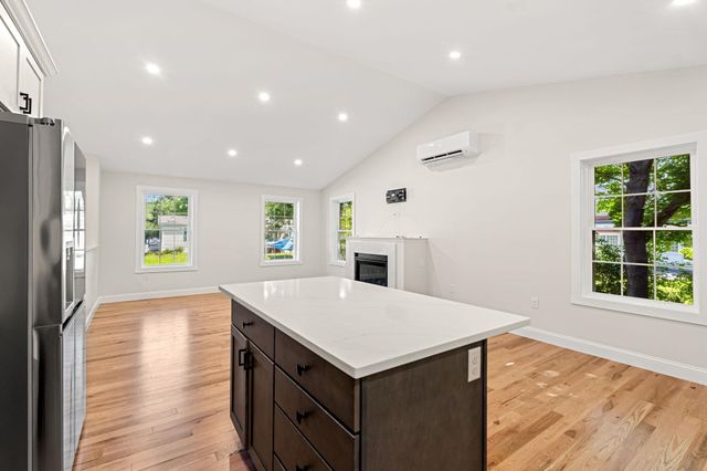 15 Bartlett Street, Epping, NH 03042