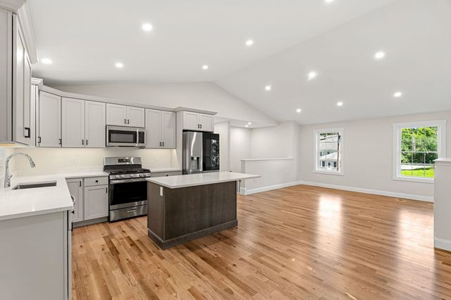 15 Bartlett Street, Epping, NH 03042