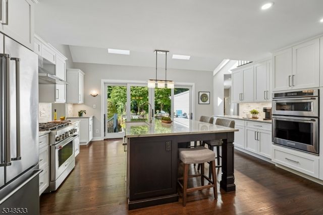 11 Meadowbrook Ct, Summit City, NJ 07901