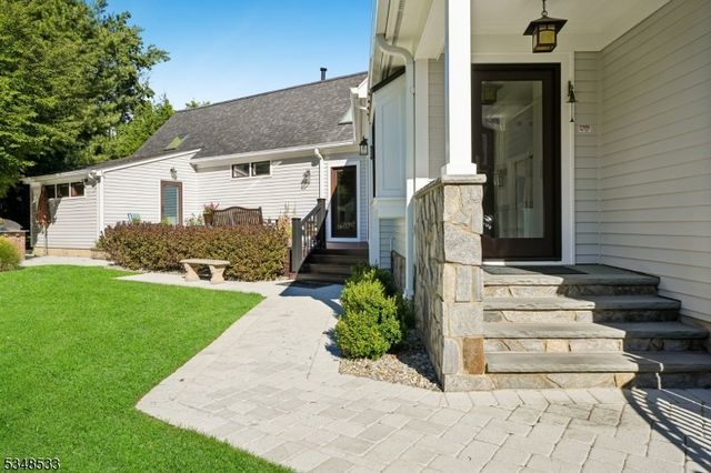 11 Meadowbrook Ct, Summit City, NJ 07901