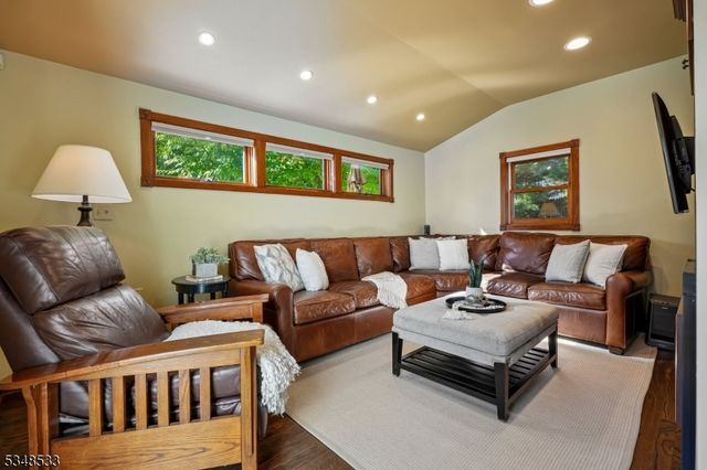 11 Meadowbrook Ct, Summit City, NJ 07901
