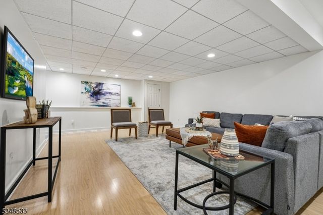11 Meadowbrook Ct, Summit City, NJ 07901