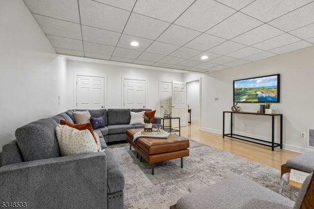 11 Meadowbrook Ct, Summit City, NJ 07901