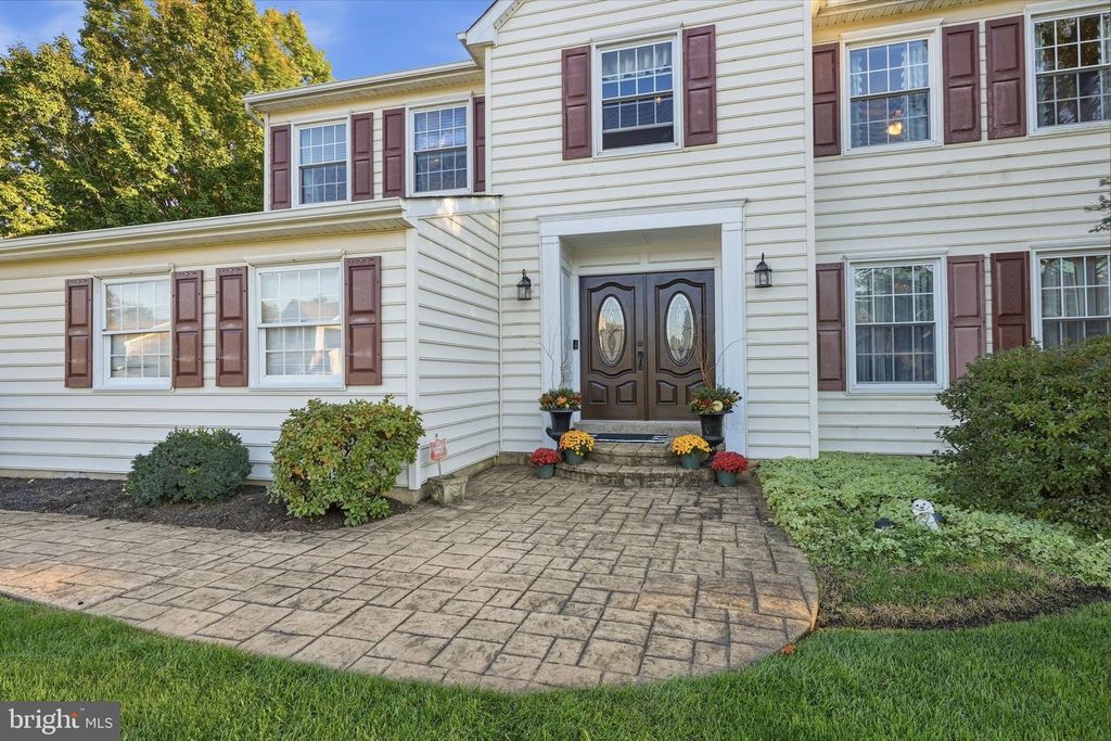 2093 E WELLINGTON RD, NEWTOWN, PA 18940 — photo 2