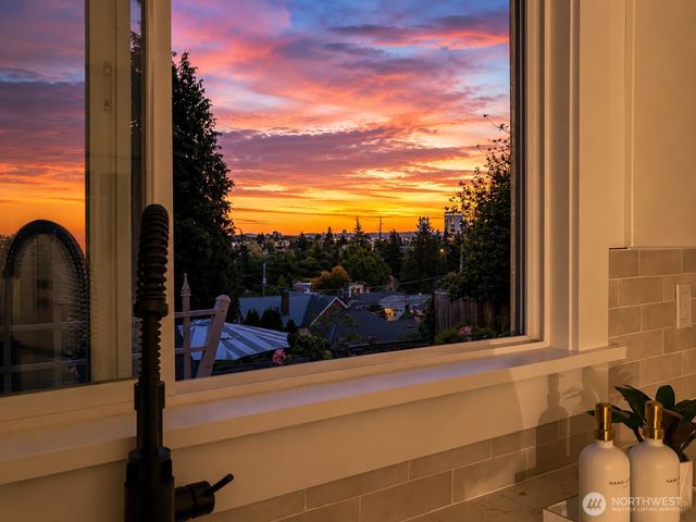 317 NE 58th Street, Seattle, WA 98105