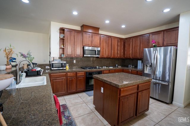 10407 Sharktooth Peak Drive, Bakersfield, CA 93311