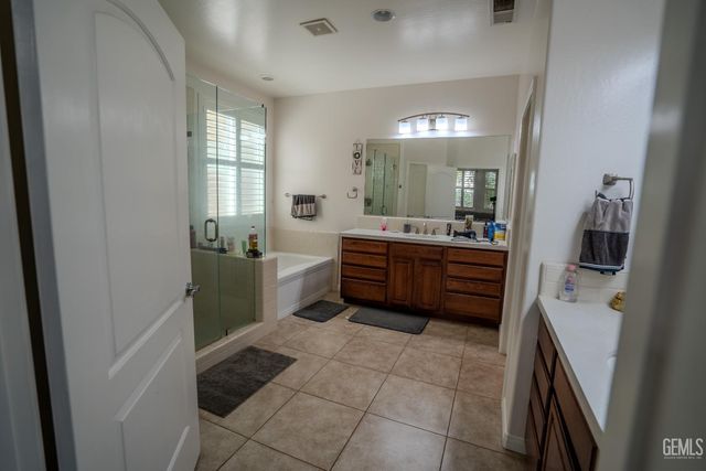 10407 Sharktooth Peak Drive, Bakersfield, CA 93311