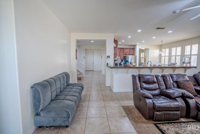 10407 Sharktooth Peak Drive, Bakersfield, CA 93311