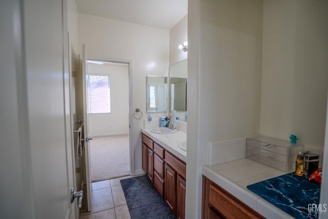 10407 Sharktooth Peak Drive, Bakersfield, CA 93311