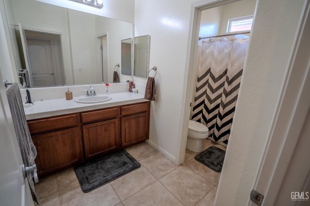 10407 Sharktooth Peak Drive, Bakersfield, CA 93311