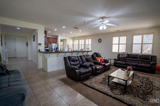 10407 Sharktooth Peak Drive, Bakersfield, CA 93311