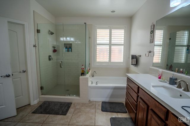 10407 Sharktooth Peak Drive, Bakersfield, CA 93311