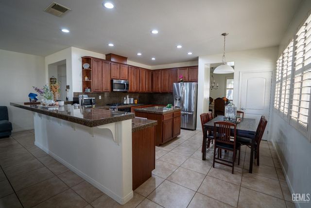 10407 Sharktooth Peak Drive, Bakersfield, CA 93311