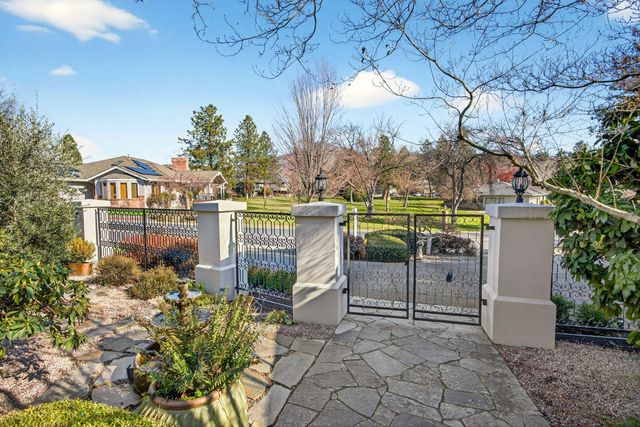 3192 Arnold Palmer Way, Medford, OR 97504