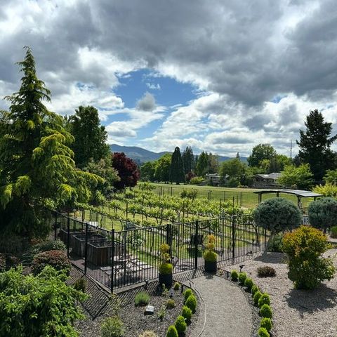 3192 Arnold Palmer Way, Medford, OR 97504