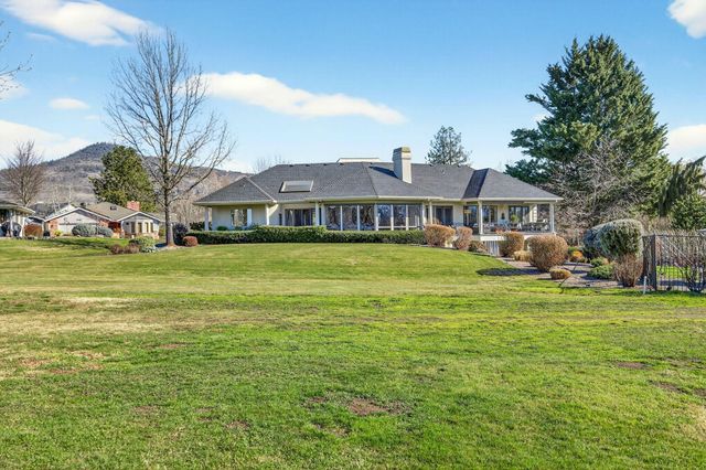 3192 Arnold Palmer Way, Medford, OR 97504