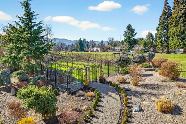 3192 Arnold Palmer Way, Medford, OR 97504