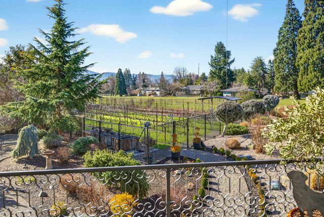 3192 Arnold Palmer Way, Medford, OR 97504