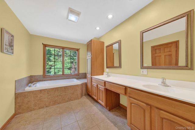 21 Huyler Drive, Hyde Park, NY 12538
