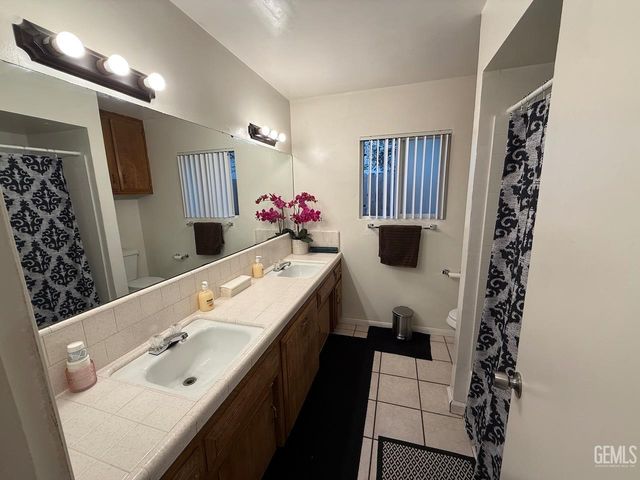 4212 Charter Oaks Avenue, Bakersfield, CA 93309