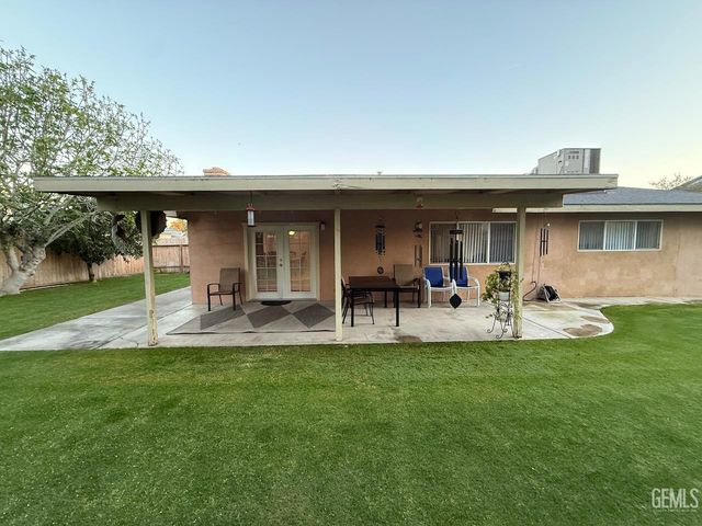 4212 Charter Oaks Avenue, Bakersfield, CA 93309