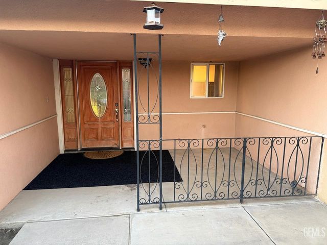 4212 Charter Oaks Avenue, Bakersfield, CA 93309