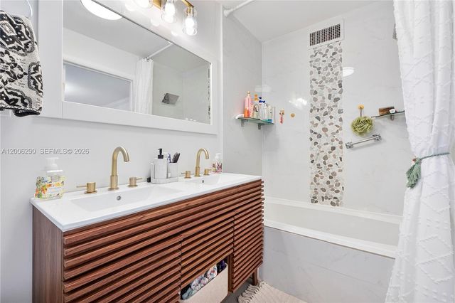 14830 N Spur Dr, Miami, FL 33161