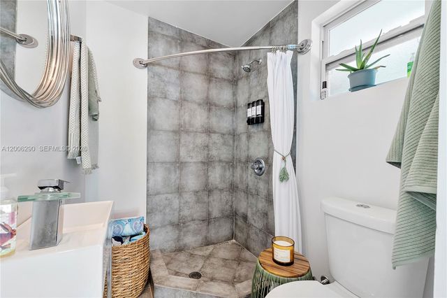 14830 N Spur Dr, Miami, FL 33161