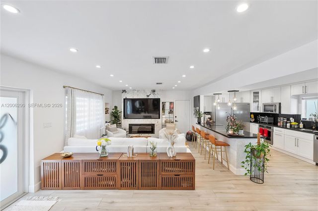 14830 N Spur Dr, Miami, FL 33161