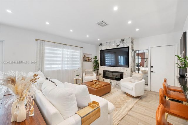 14830 N Spur Dr, Miami, FL 33161