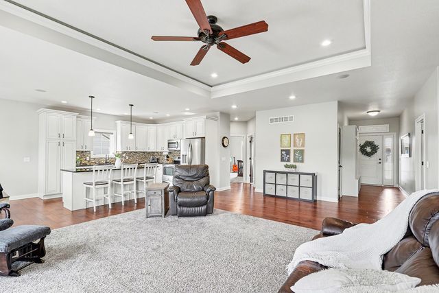 1007 Lakeview Drive, Pella, IA 50219