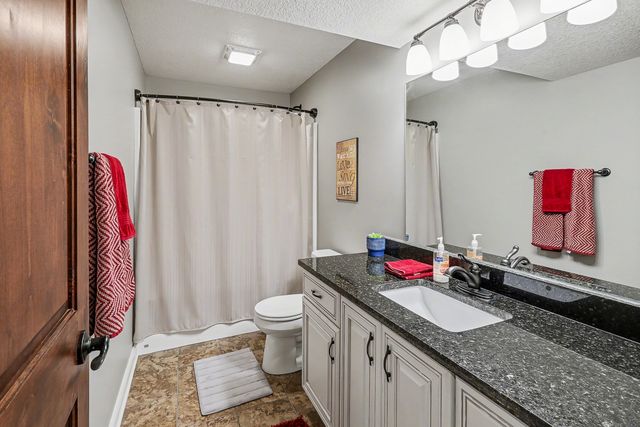 1007 Lakeview Drive, Pella, IA 50219