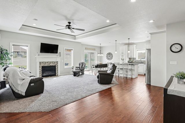 1007 Lakeview Drive, Pella, IA 50219