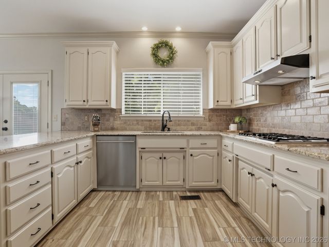 8710 S Delaware Place, Tulsa, OK 74137