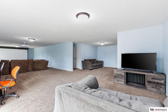 14901 Laurel Avenue, Omaha, NE 68116
