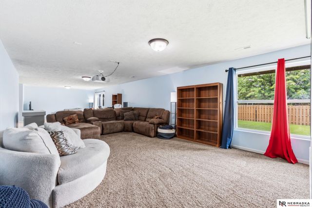 14901 Laurel Avenue, Omaha, NE 68116