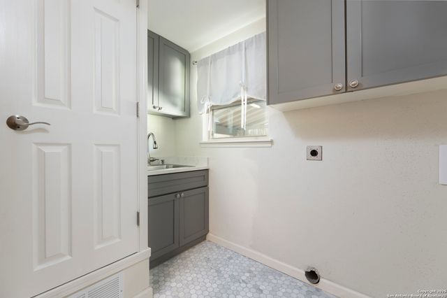 8722 Midcrown, Windcrest, TX 78239