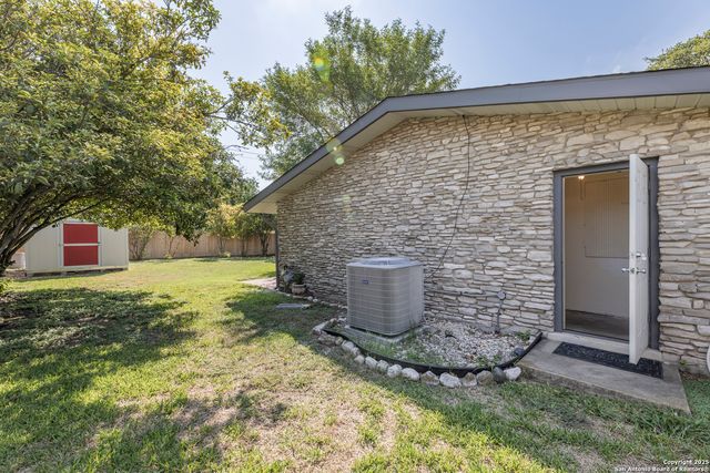 8722 Midcrown, Windcrest, TX 78239