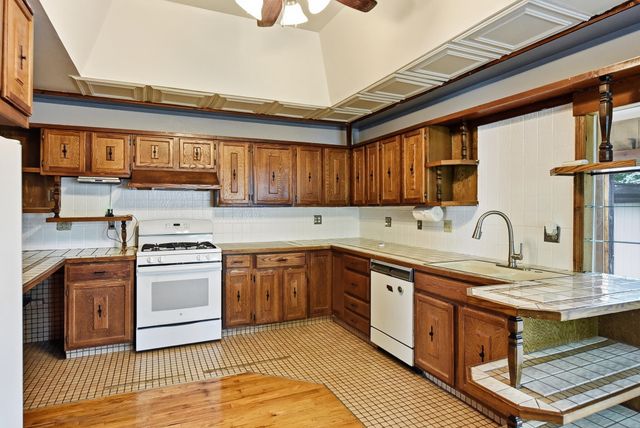802 AVENUE C, Council Bluffs, IA 51503